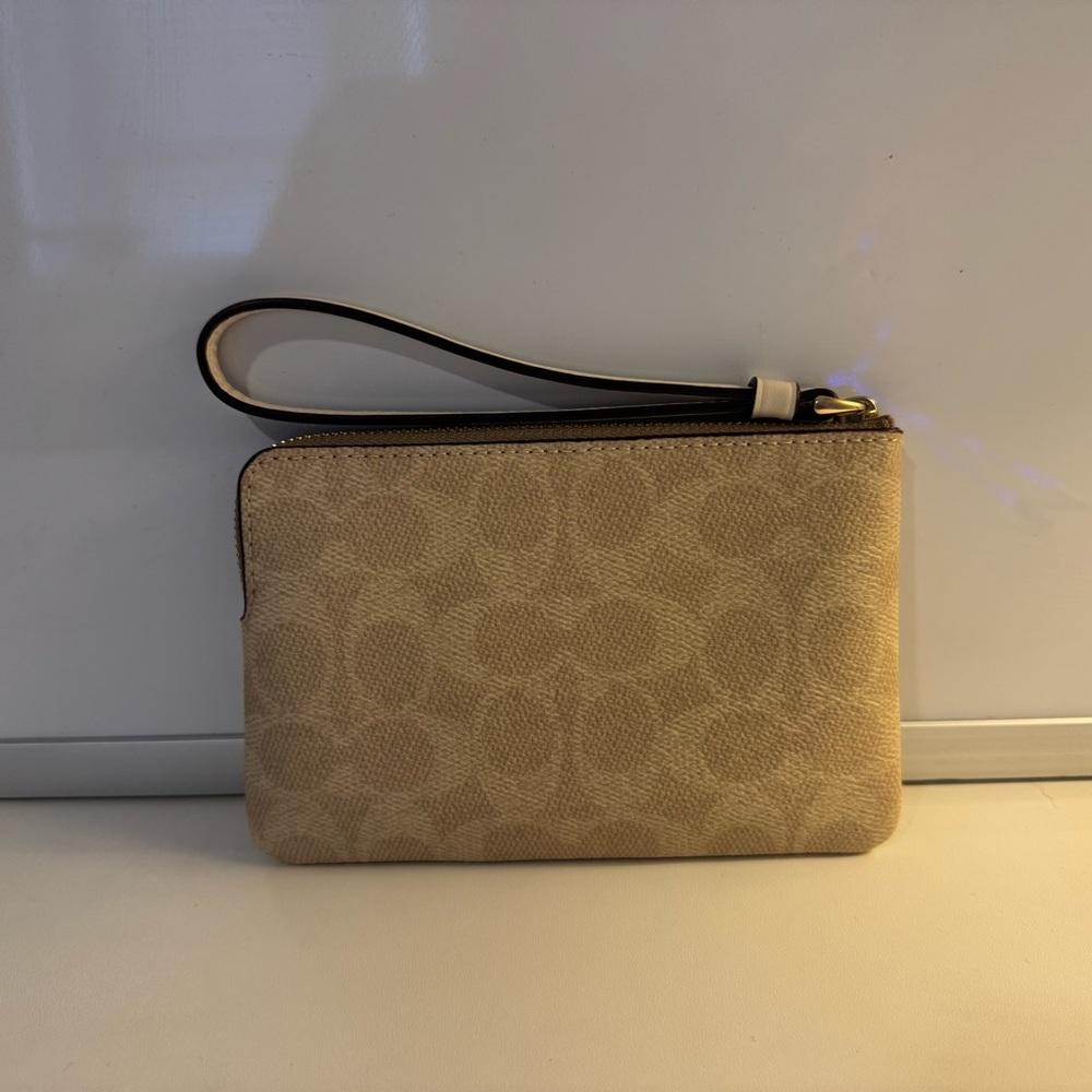 Coach - NWT - Beige and Cream Wristlet - Picture 2 of 4